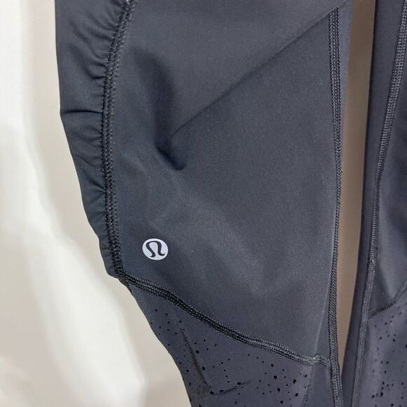Lululemon Women's Black Wunder Under High-Rise Laser-cut Capri Pants Size 4 - Picture 5 of 7